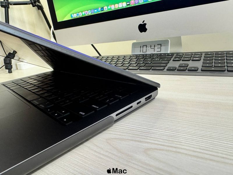 Чохол накладка Matte HardShell Case для Macbook Pro 14" (2021/2022/2023) Темна/матова M818-2 фото