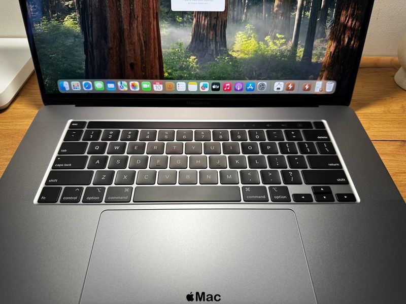 Apple MacBook Pro 16 2019 8-Core i9-9880H 32Gb 1Tb Radeon 5500M 8Gb Space Gray M1349 фото