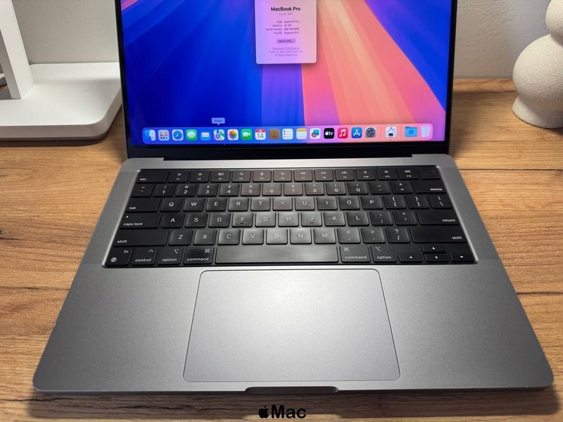 Apple MacBook Pro 14 2021 M1 Pro 32Gb 1000Gb Space Gray M1627 фото