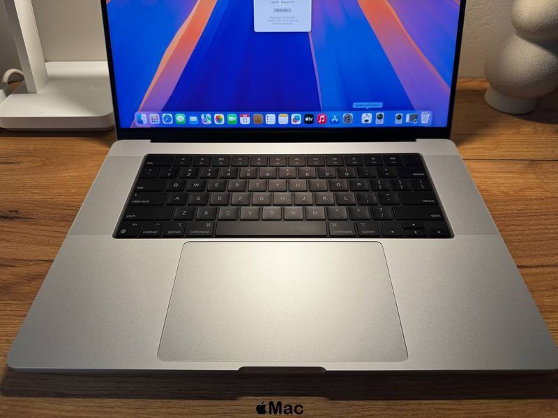 Apple MacBook Pro 16 2024 18-Core GPU M3 Pro 36Gb 512Gb Silver M1593 фото