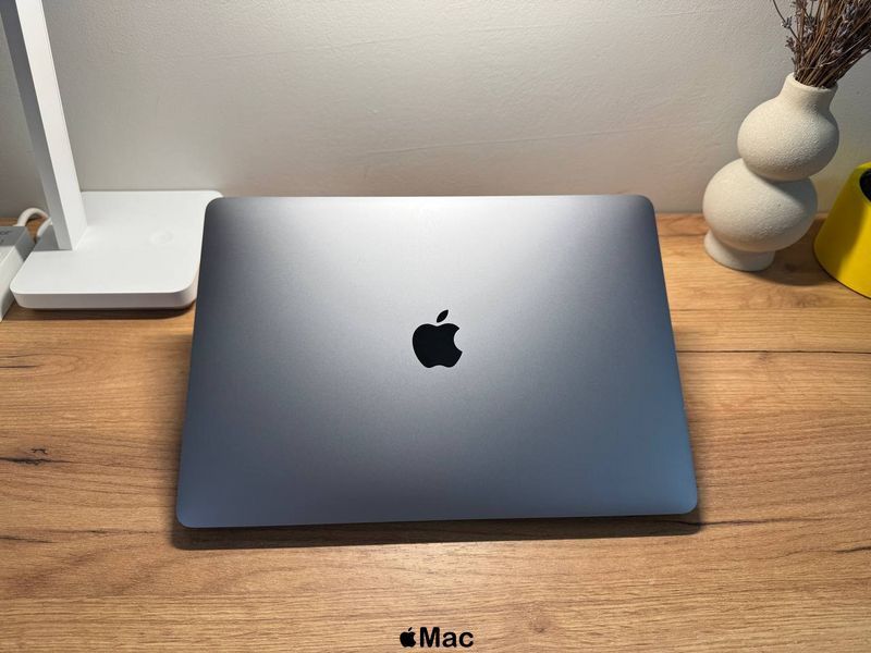Apple MacBook Pro 2020 M1 16Gb 256Gb Space Gray M1790 фото