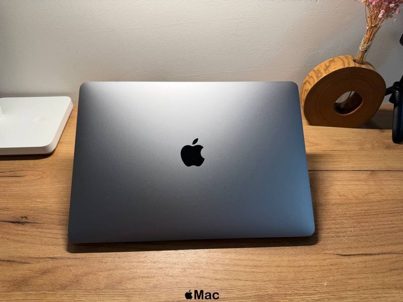 Apple MacBook Pro 2020 M1 8Gb 256Gb Space Gray M2835 фото