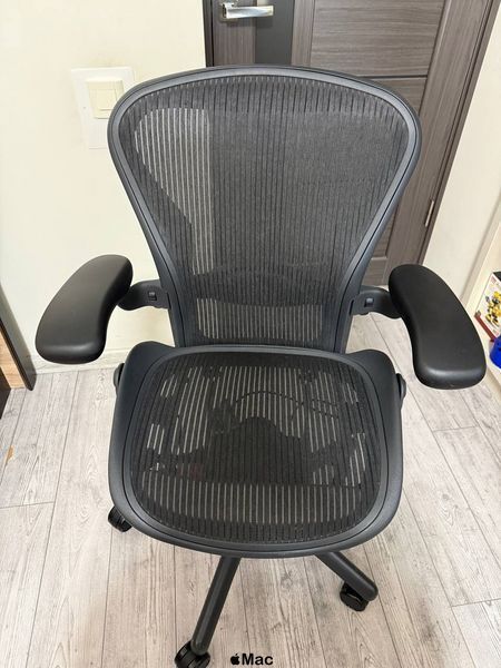 Офісне крісло Herman Miller Aeron, Size B (Black Chair) Aeron Black Chair фото