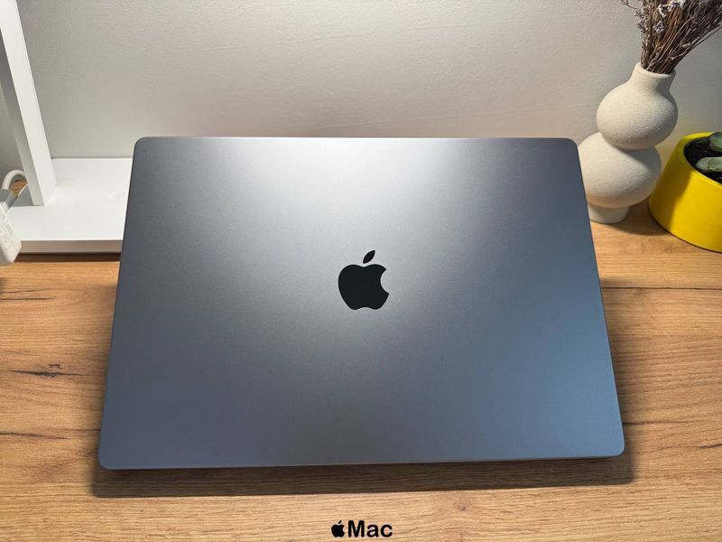 Apple MacBook Pro 16 2021 16-Core GPU M1 Pro 32Gb 512Gb Space Gray M1871 фото