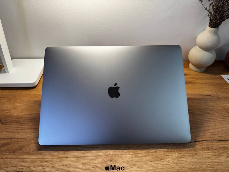 Apple MacBook Pro 16 2019 intel i7-9750H 16/512Gb Radeon 5300M 4Gb Space Gray M1346 фото
