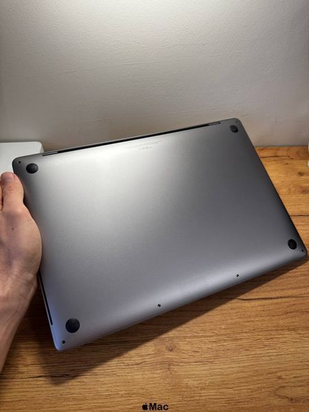 MacBook Pro 16 2019 8-Core i7-9750H 16Gb 512Gb Radeon 5500M 4Gb Space Gray M1403 фото