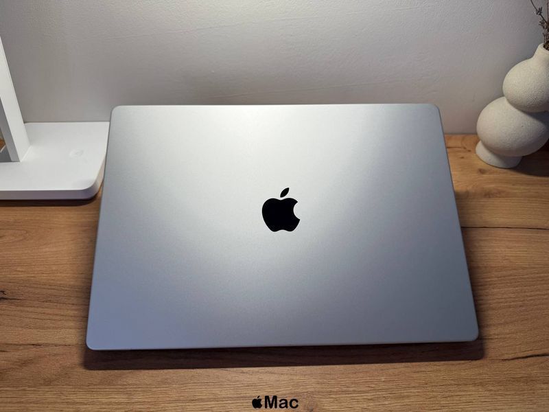 Apple MacBook Pro 16 2021 16-Core GPU M1 Pro 16Gb 512Gb Silver 65/100%  M1767 фото