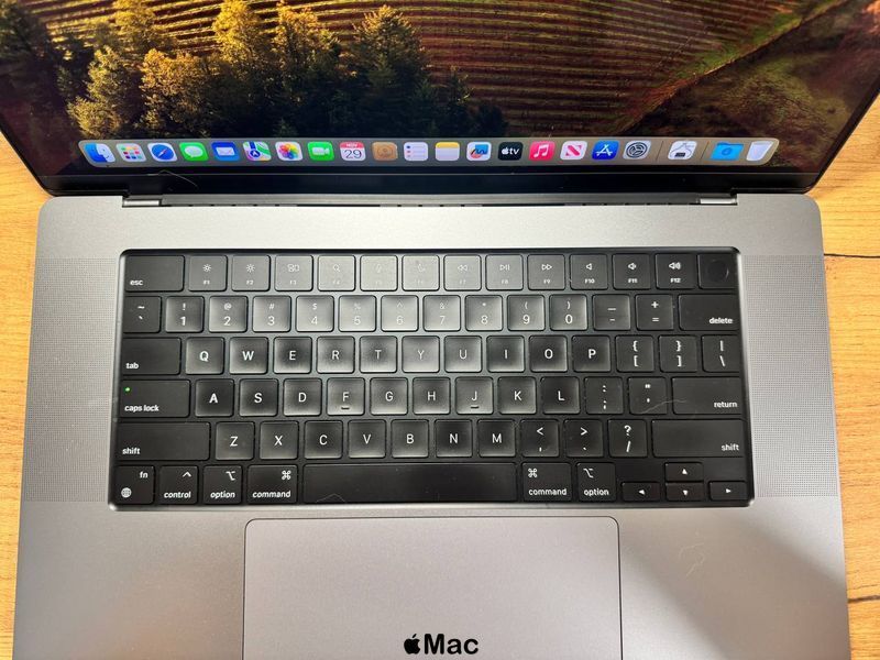 Apple MacBook Pro 16 2021 M1 Pro 16Gb 512Gb Space Gray M1220 фото