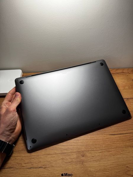 MacBook Pro 16 2019 8-Core i9-9980HK 32Gb 1000Gb Radeon 5500M 8Gb Space Gray M1447 фото