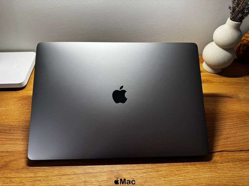MacBook Pro 16 2019 8-Core i9-9980HK 32Gb 1000Gb Radeon 5500M 8Gb Space Gray M1447 фото