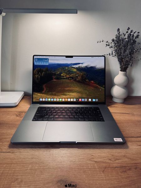 Apple MacBook Pro 16 2021 M1 Pro 32/512Gb Space Gray M1132 фото