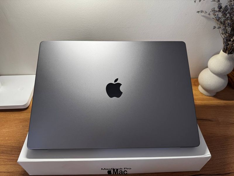 Apple MacBook Pro 16 2023 19-Core GPU M2 Pro 32Gb 1000Gb Space Gray M1390 фото