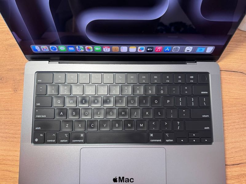 Apple MacBook Pro 14 2021 M1 Pro 16/512Gb Space Gray M1078 фото