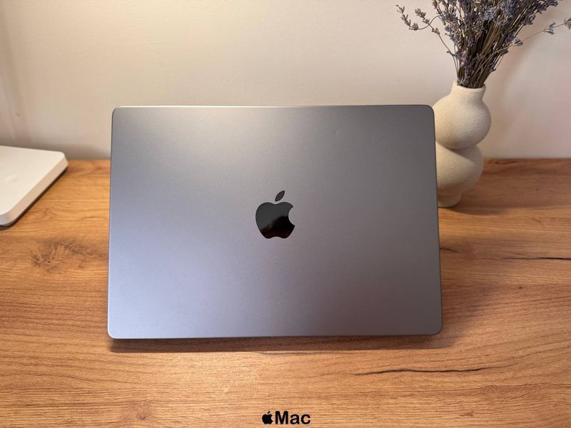 Apple MacBook Pro 14 2021 M1 Pro 16/512Gb Space Gray M1078 фото