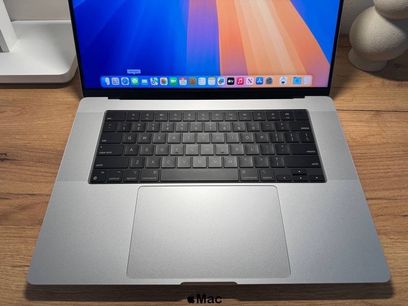 Apple MacBook Pro 16 2024 18-Core GPU M3 Pro 36Gb 512Gb Silver M1677 фото