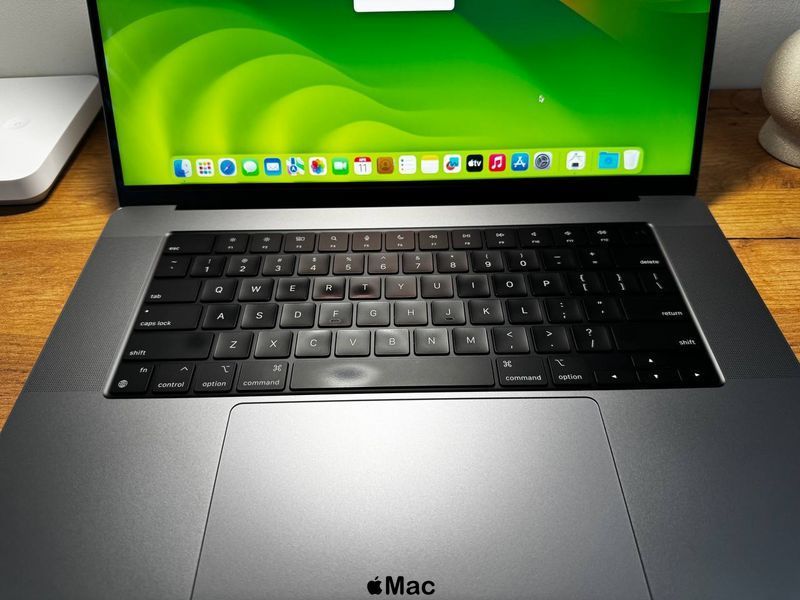 Apple MacBook Pro 16 2021 16-Core GPU M1 Pro 16Gb 512Gb Space Gray M1457 фото