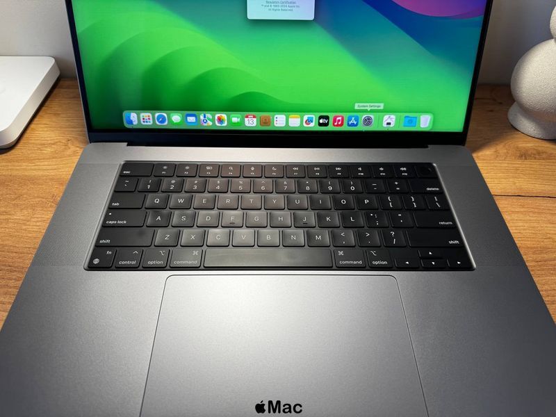 Apple MacBook Pro 16 2021 16-Core GPU M1 Pro 16Gb 512Gb Space Gray M1459 фото